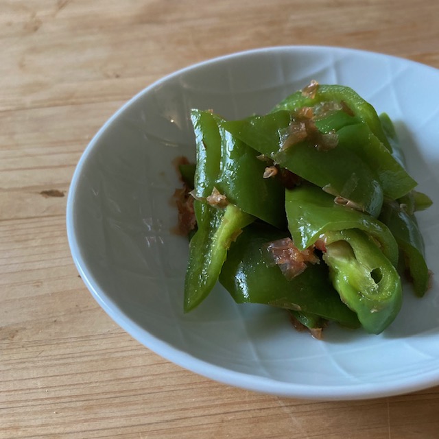 完成した蒸しピーマンのごま醤油和え