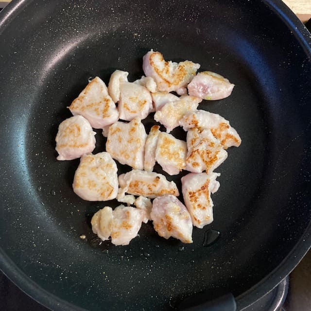 フライパンに入った鶏肉