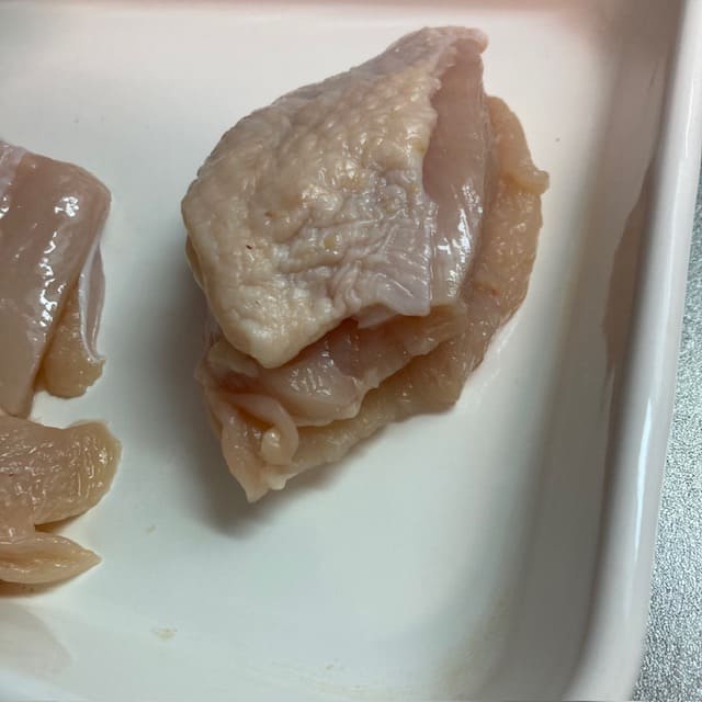 3等分にしたうちの1つの鶏むね肉