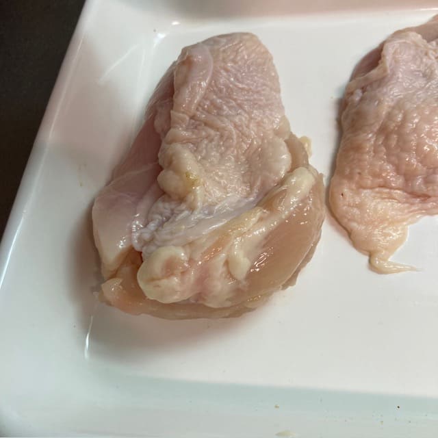 3等分にしたうちの1つの鶏むね肉