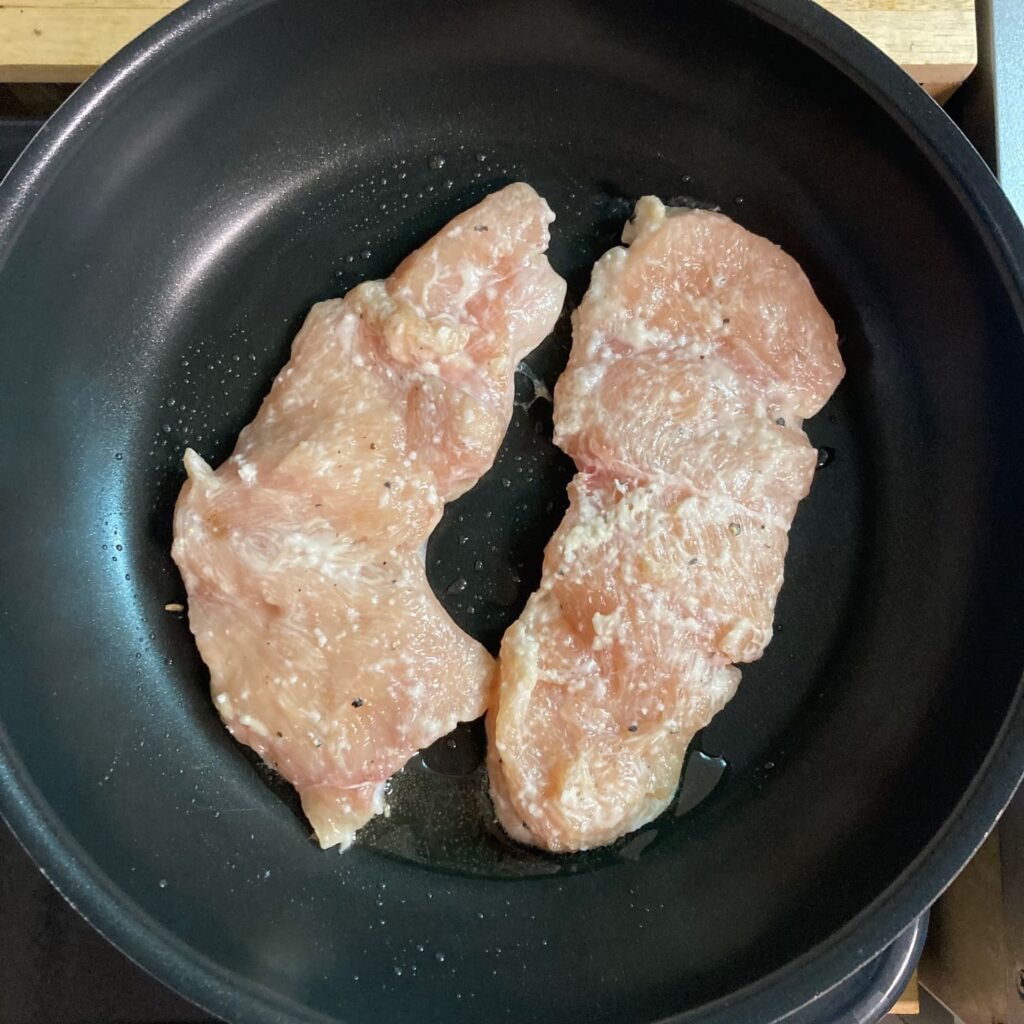 フライパンで焼いている鶏肉