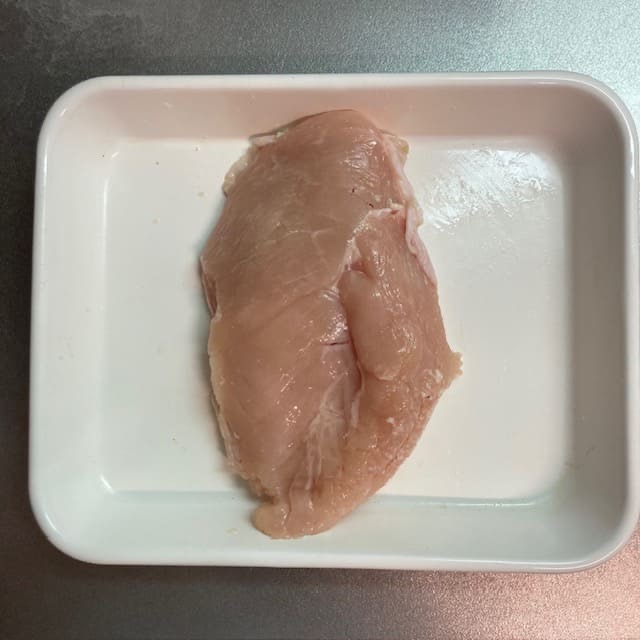 皮を下にして置いた鶏むね肉