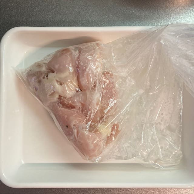 ポリ袋に入った鶏肉