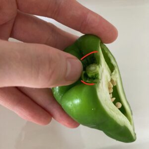 ピーマンの「種とヘタ」の上手な取り方｜簡単ピーマンレシピ3選 - キッチン暮らし