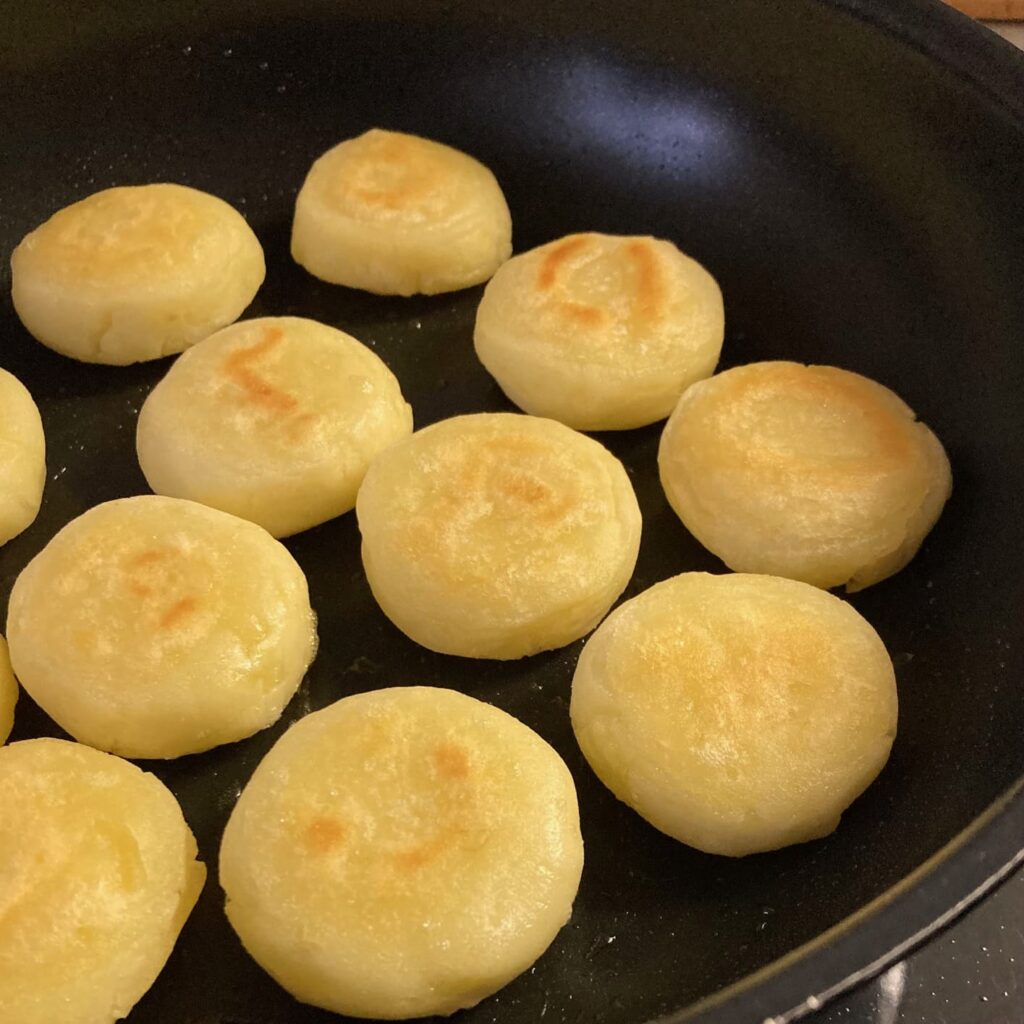 フライパンに入った焼き上がった芋もち