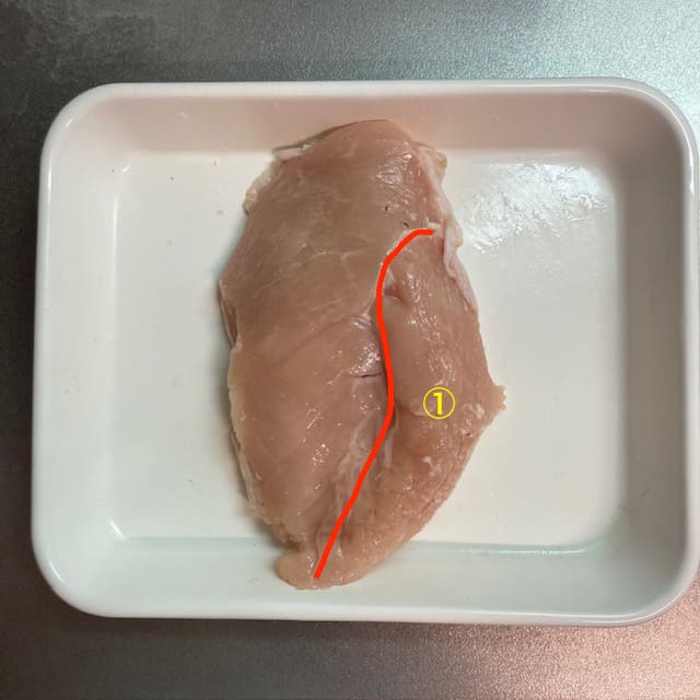 切る部分に赤線を入れた鶏むね肉