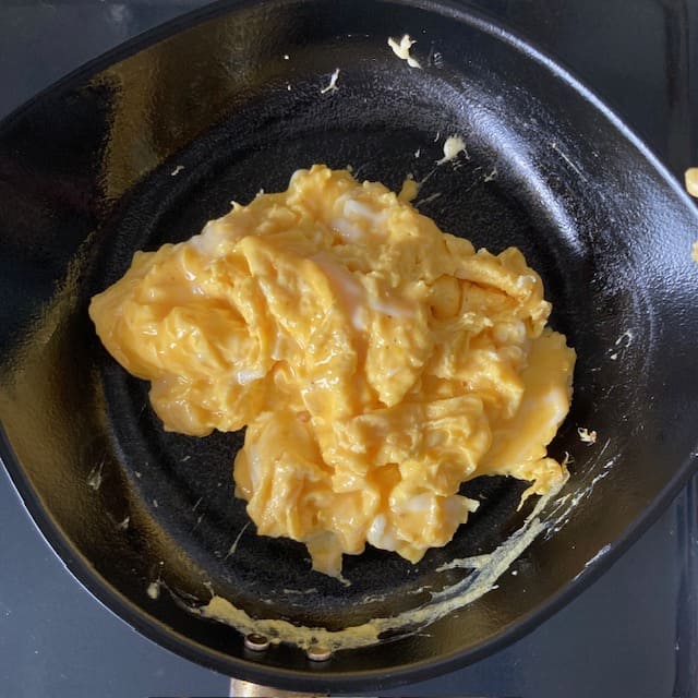 卵3個分のスクランブルエッグが入った柳宗理のマグマプレート