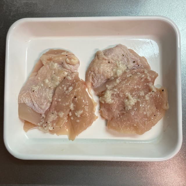 塩麹をまぶした鶏むね肉