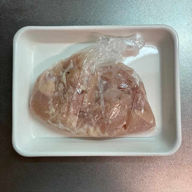 ポリ袋に入った一口サイズの鶏むね肉