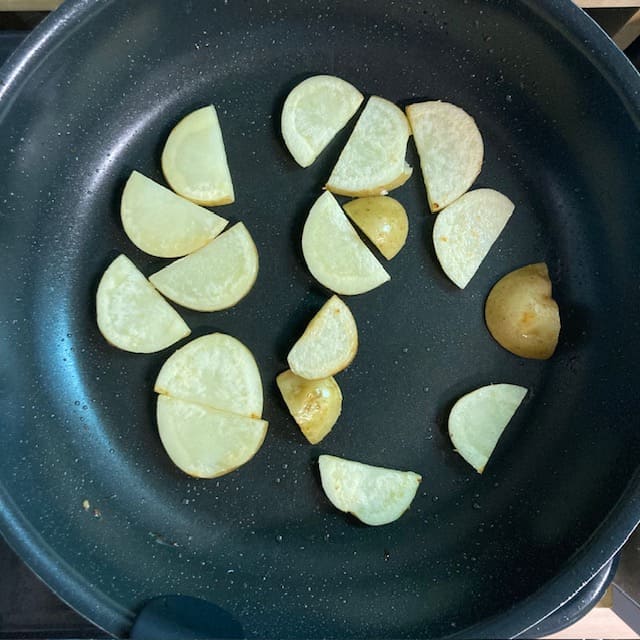 フライパンで焼いているじゃがいも