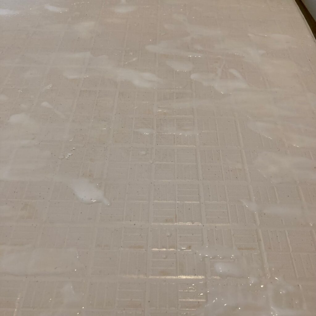 キッチンタイターと片栗粉を混ぜ合わせたペーストを塗った掃除中の風呂場の床