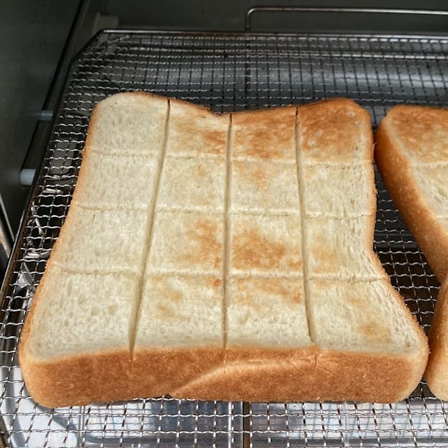 焼き目のついた食パン