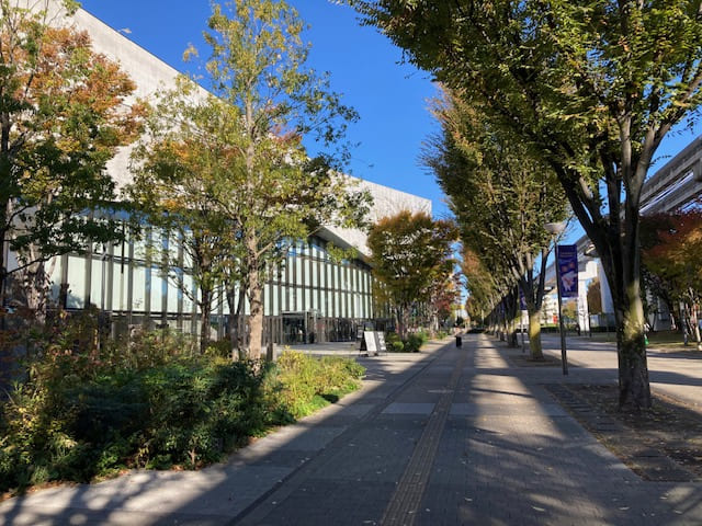 立川駅からNORTH LINK Coffee & Tea 立川ステージガーデン店へ向かう途中の遊歩道