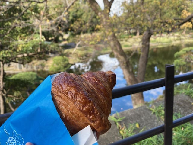 日比谷公園が背景のクロワッサン・エシレ・トラディション