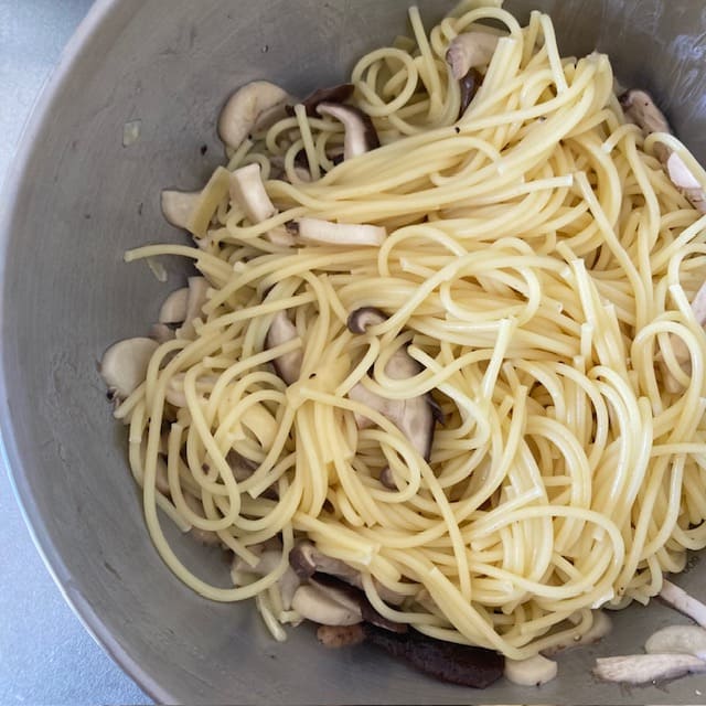 きのことパスタと粉チーズと粗挽きこしょうが入ったボウル