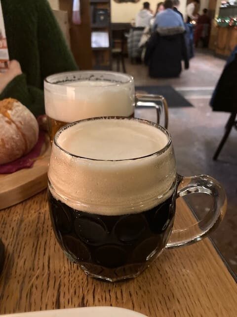 ジョッキに入った黒ビール