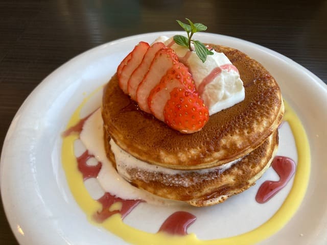 代官山パンケーキカフェ クローバーズのストロベリーデコレ