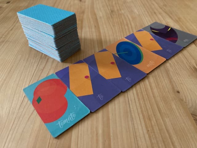 山札と一列に並べられたカード