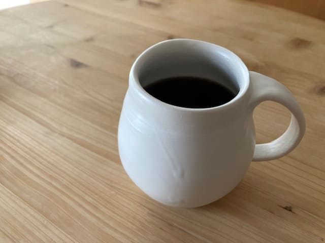 マグカップに入った状態のクライスのノンカフェインコーヒー