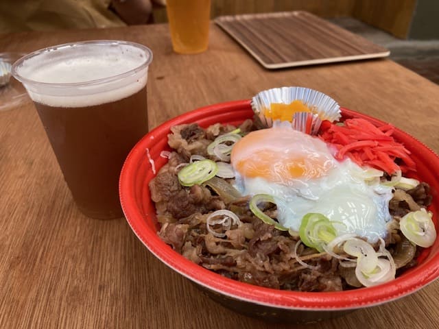 お肉屋さんの牛丼とビール