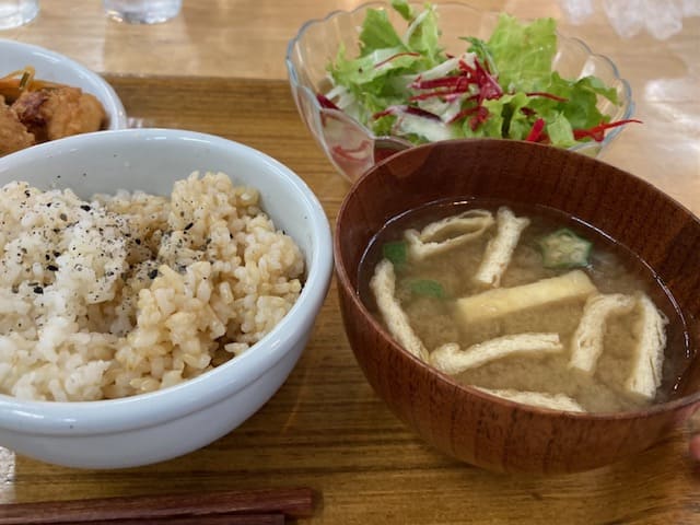 玄米ごはん・味噌汁・サラダ