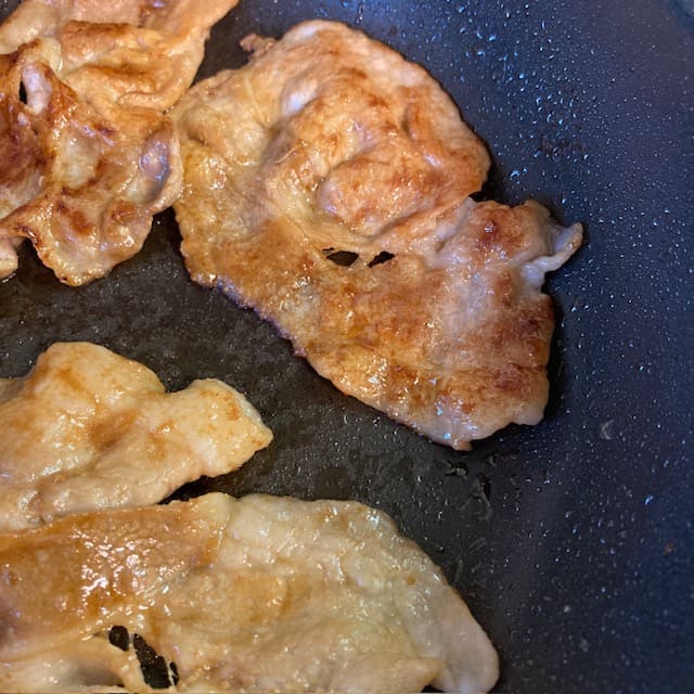 焼き色がついた豚肉