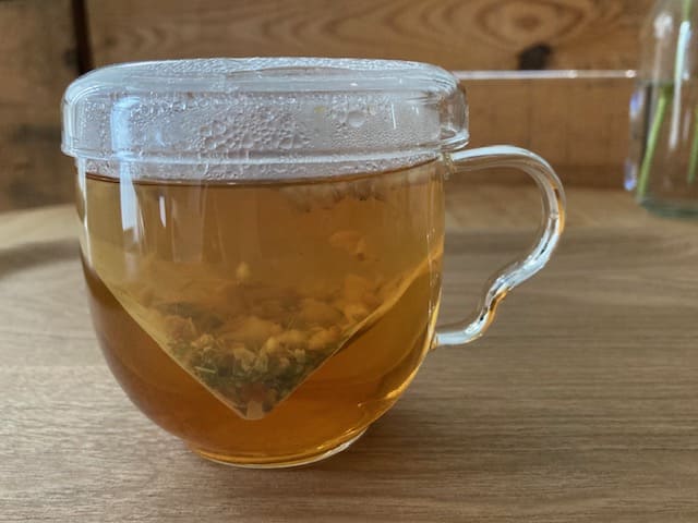 ハーブティーを入れた状態のCELEC Tea Mate