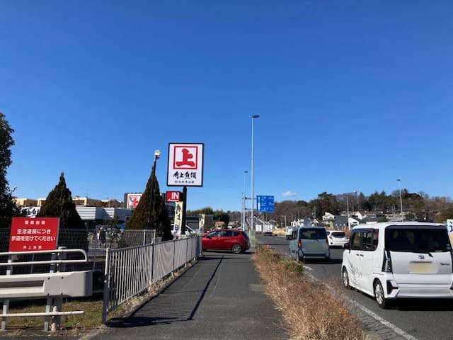 店舗前の車の行列