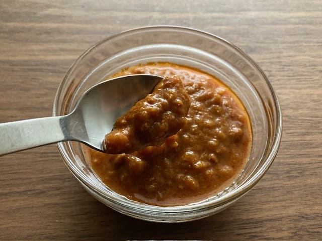 皿に出した状態のレンコンとトマトのキーマカレー