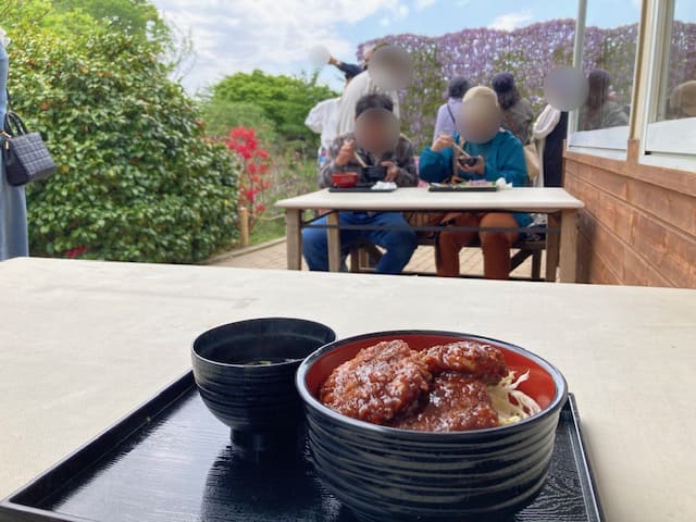 あじさいのテラス席とソースカツ丼