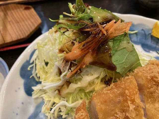 ドレッシングととんかつソースをかけた状態のキャベツ