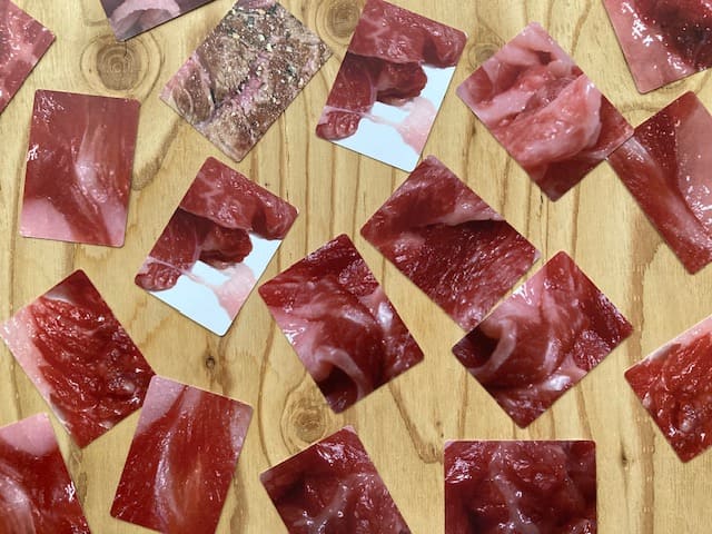 肉かるたの表面