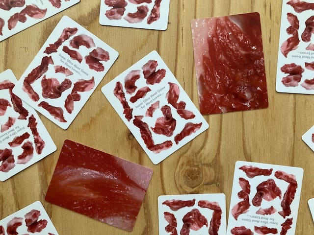 2枚めくった状態の肉かるた