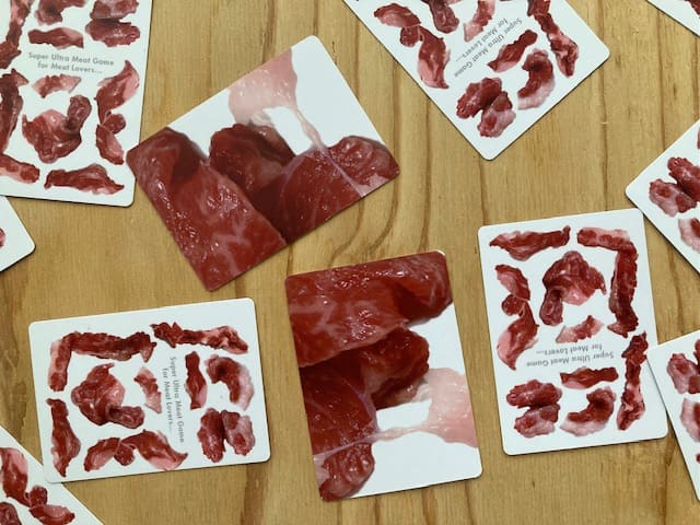 2枚めくった状態の肉かるた