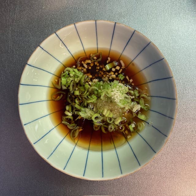 耐熱皿に入った調味料
