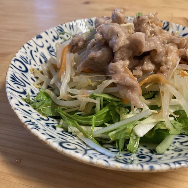 完成した「豚こまサラダ」