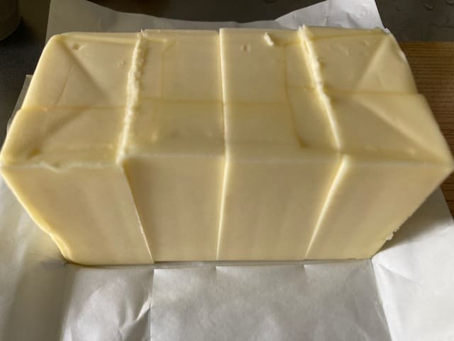 4等分した状態の450g無塩バター