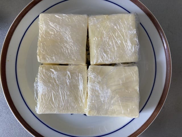 4等分した450g無塩バターを1個ずつラップに包んだ状態