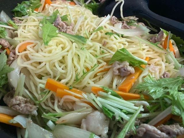 仕上げに麺と水菜を混ぜ合わせた状態の塩焼きそば