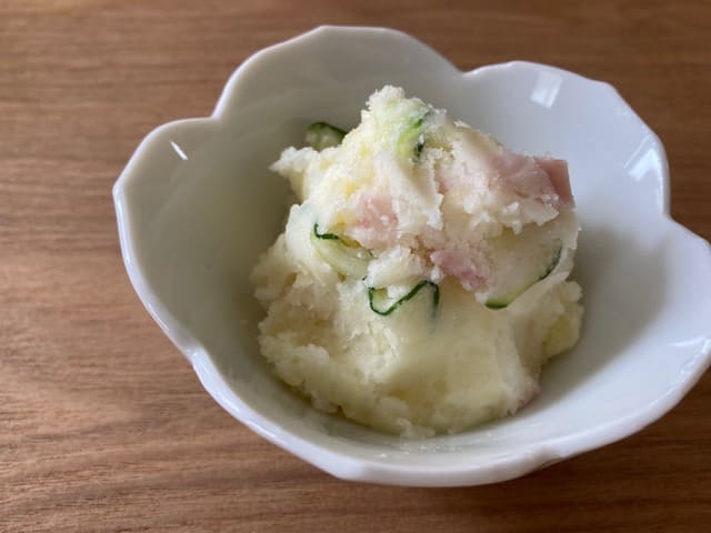 ジャガイモをしっかり潰したタイプのポテトサラダ