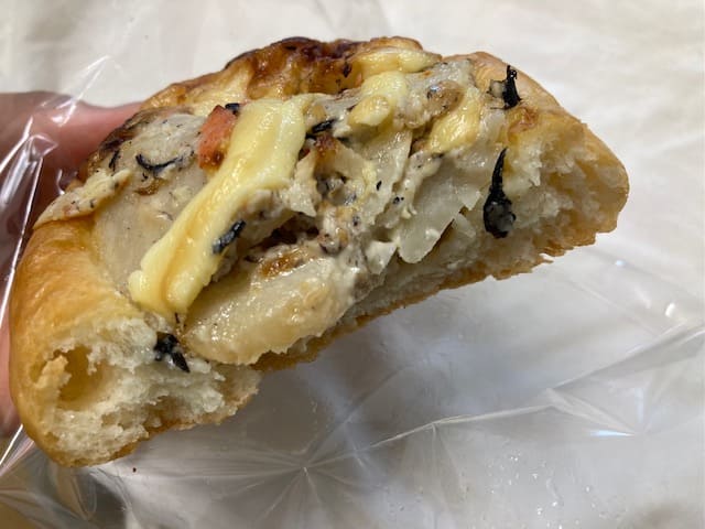 くわいとひじきのサラダパンの断面