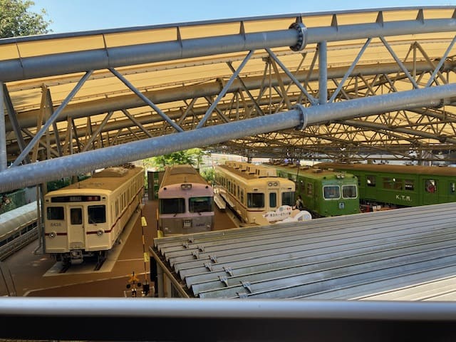 本館2階テラス席から見た展示車両