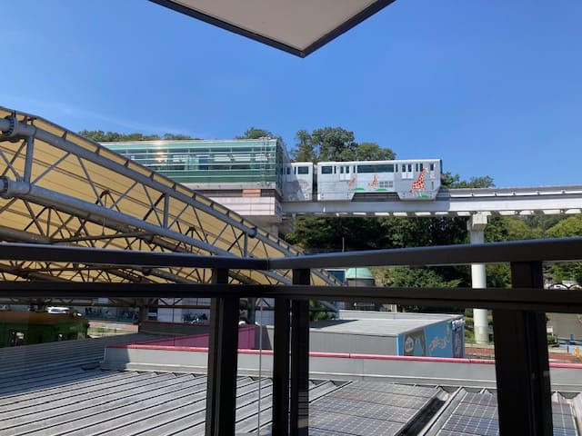 本館2階テラス席から見た多摩モノレール