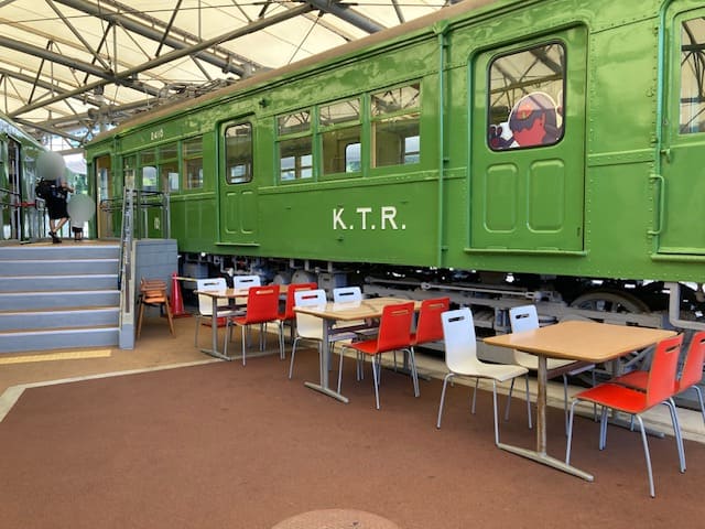 屋外展示場のテーブル席