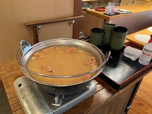 大鍋に入った海鮮みそ汁