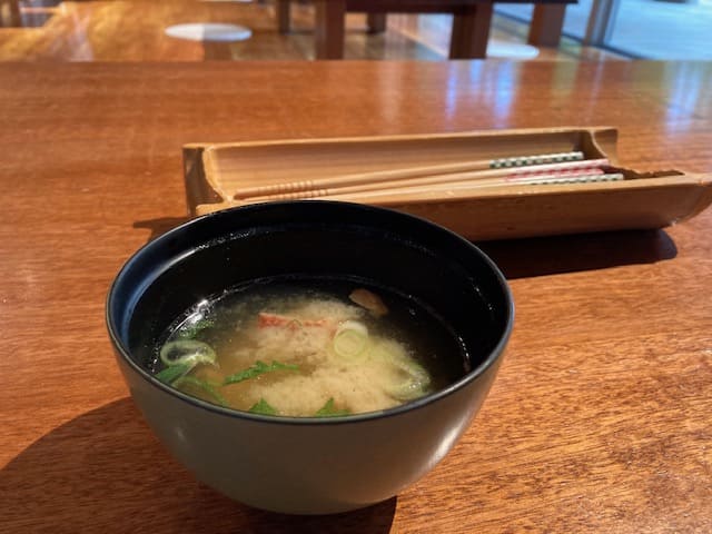 器に入った海鮮みそ汁