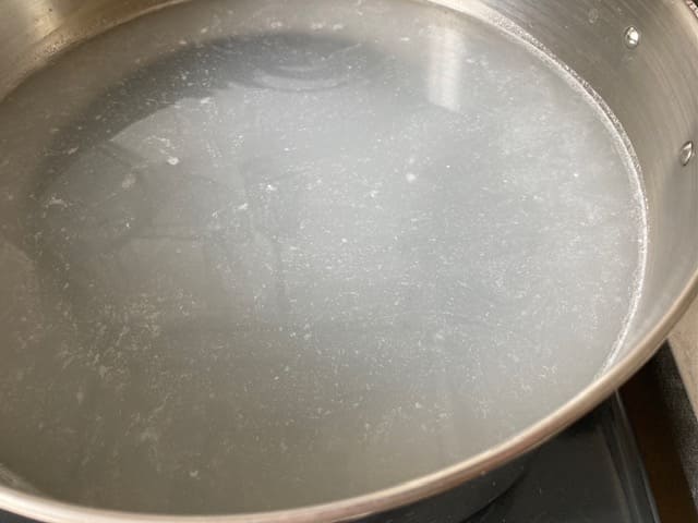 鍋に入った米のとぎ汁とご飯