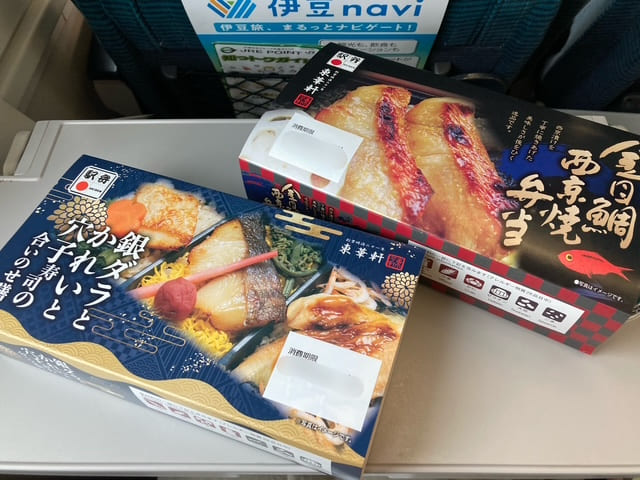 金目鯛西京焼き弁当と銀だらとカレイと穴子寿司の合いのせ膳のパッケージ