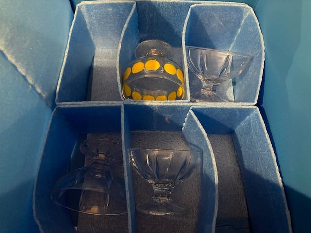 仕切りに食器を詰めた状態