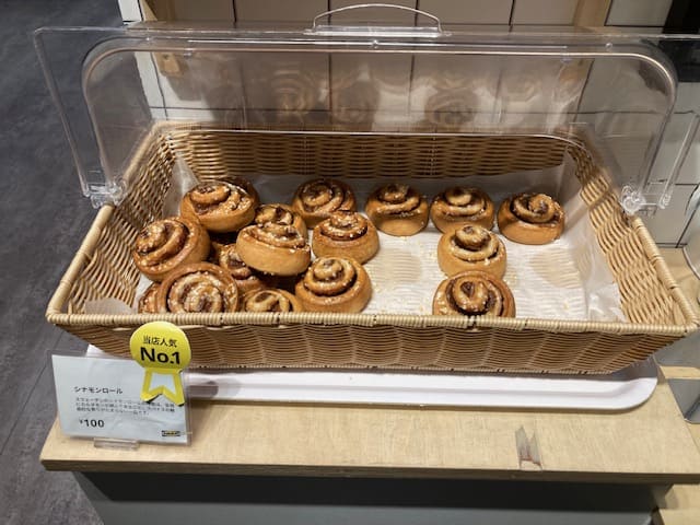 ショーケースに入ったIKEAで売られているシナモンロール
